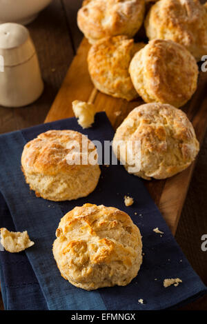 Hausgemachte Flakey Buttermilch Biscuits essfertig Stockfoto