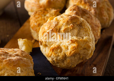 Hausgemachte Flakey Buttermilch Biscuits essfertig Stockfoto