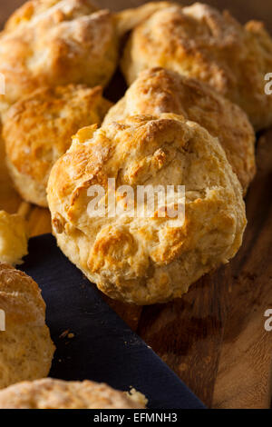 Hausgemachte Flakey Buttermilch Biscuits essfertig Stockfoto