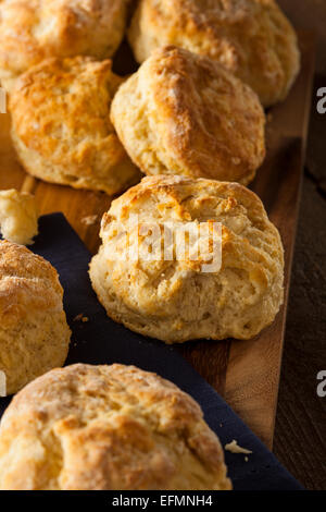 Hausgemachte Flakey Buttermilch Biscuits essfertig Stockfoto