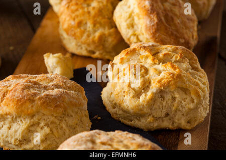 Hausgemachte Flakey Buttermilch Biscuits essfertig Stockfoto