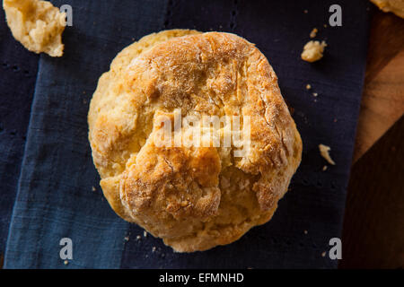 Hausgemachte Flakey Buttermilch Biscuits essfertig Stockfoto