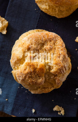 Hausgemachte Flakey Buttermilch Biscuits essfertig Stockfoto