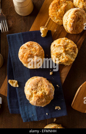 Hausgemachte Flakey Buttermilch Biscuits essfertig Stockfoto