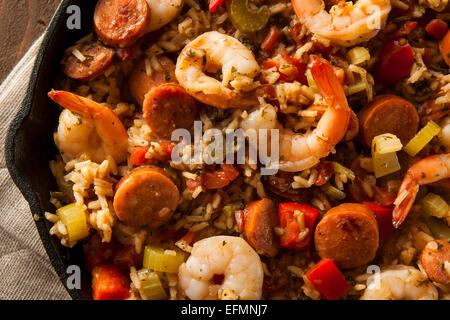 Würzige hausgemachte Cajun Jambalaya mit Wurst und Garnelen Stockfoto