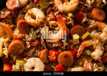 Würzige hausgemachte Cajun Jambalaya mit Wurst und Garnelen Stockfoto