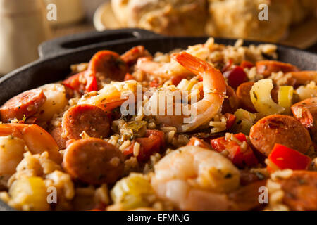 Würzige hausgemachte Cajun Jambalaya mit Wurst und Garnelen Stockfoto