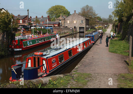 Narrowboats vertäut am Macclesfield Kanal kurz vor Marple Junction, wo es den Peak Forest Kanal verbindet Stockfoto