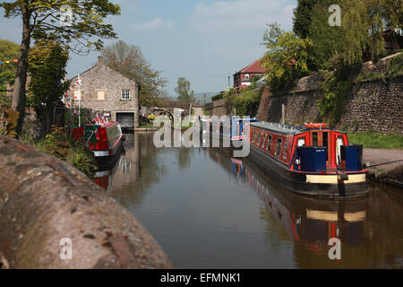 Narrowboats vertäut am Macclesfield Kanal kurz vor Marple Junction, wo es den Peak Forest Kanal verbindet Stockfoto