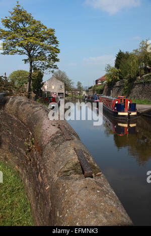 Narrowboats vertäut am Macclesfield Kanal kurz vor Marple Junction, wo es den Peak Forest Kanal verbindet Stockfoto