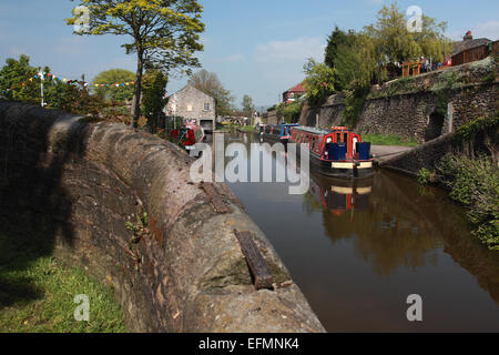 Narrowboats vertäut am Macclesfield Kanal kurz vor Marple Junction, wo es den Peak Forest Kanal verbindet Stockfoto