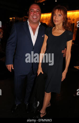 Der 55. Geburtstag des führenden birdal Shop Madame Paulette und Besitzer John Mahdessian party mit: John Mahdessian, Tina Louise Where: New York City, New York, USA bei: 5. August 2014 Stockfoto