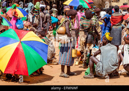 Banna Stämme Menschen an den wichtigsten Afer Donnerstag Markt, das Omo-Tal, Äthiopien Stockfoto