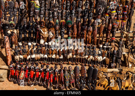 Lokal hergestellte Holzstatuen zum Verkauf an wichtigen Afer Donnerstag Markt, das Omo-Tal, Äthiopien Stockfoto