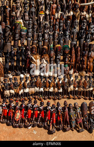 Lokal hergestellte Holzstatuen zum Verkauf an wichtigen Afer Donnerstag Markt, das Omo-Tal, Äthiopien Stockfoto