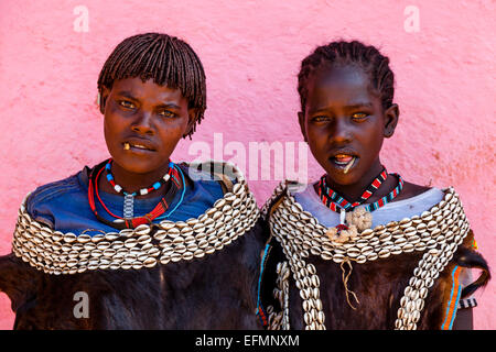 Zwei Mädchen aus dem Tsemay Stamm in Key Afer Donnerstag Markt, das Omo-Tal, Äthiopien Stockfoto