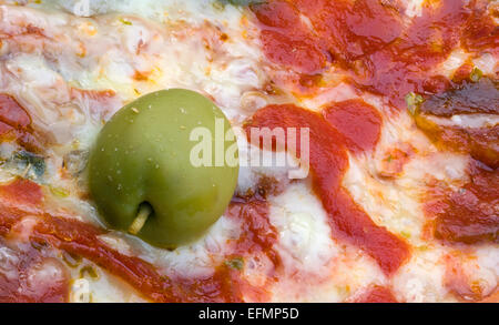 Olive-Pizza-Makro-Detail-Hintergrund Stockfoto