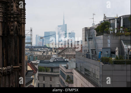 Die Skyline und Wolkenkratzer, gesehen vom Dach des Doms, Mailand, Italien Stockfoto