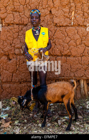 Ein Junge aus der Banna Stamm und seine Ziege an den wichtigsten Afer Donnerstag Markt, das Omo-Tal, Äthiopien Stockfoto