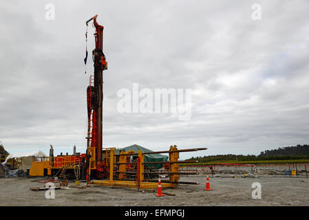 WHATAROA, NEW ZEALAND, 5. Dezember 2014: Bohrer bei der Arbeit auf die Tiefe Schuld Drilling Project, Whataroa, New Zealand. Stockfoto