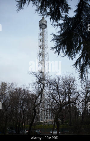 Branca Turm befindet sich im Parco Sempione, entworfen vom Architekten Gio Ponti und eingeweiht im Jahre 1933, Milan Stockfoto