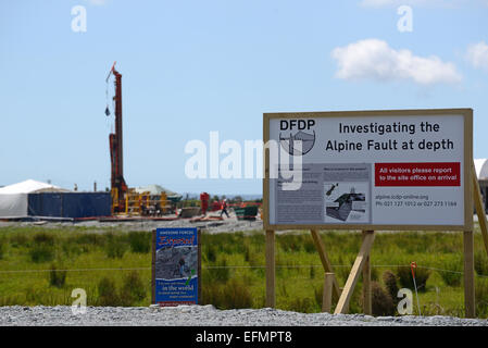 WHATAROA, NEW ZEALAND, 5. Dezember 2014: Signage erklärt die Tiefe Schuld Drilling Project Stockfoto