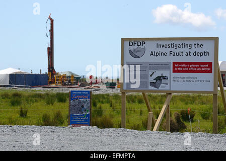 WHATAROA, NEW ZEALAND, 5. Dezember 2014: Signage erklärt die Tiefe Schuld Drilling Project Stockfoto