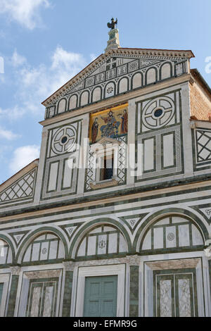 Fassade der Basilika San Miniato al Monte in Florenz, Italien Stockfoto