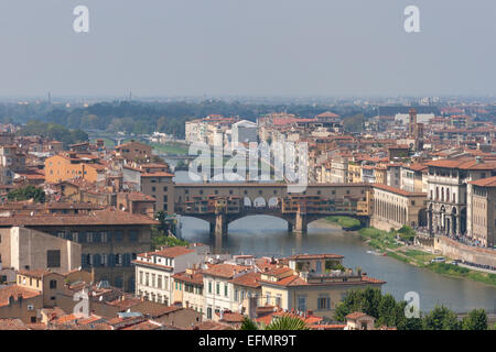 Florenz Stadtbild mit Brücken über den Fluss Arno in Italien Stockfoto