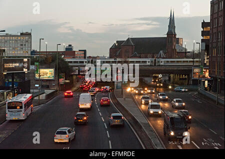 Birmingham Hauptverkehrszeit große Charles Queensway Dämmerung im winter Stockfoto