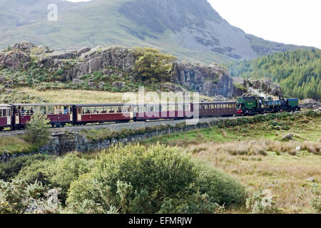 Nr. 143 Garratt Dampflok zieht Zug Richtung Süden von Caernarfon, Porthmadog auf der Welsh Highland Railway in Wales Großbritannien Stockfoto