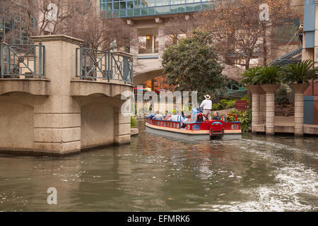 Bootsfahrt durch die San Antonio River Walk. Stockfoto