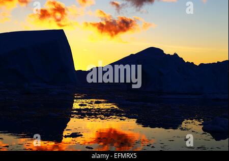 Sonnenuntergang in einem Eisfjord, Ilulissat, Grönland Stockfoto