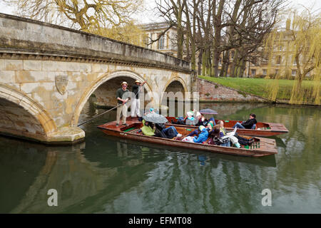 Stocherkähne unterqueren eine Brücke auf dem Fluss Cam, Cambridge, England, UK Stockfoto