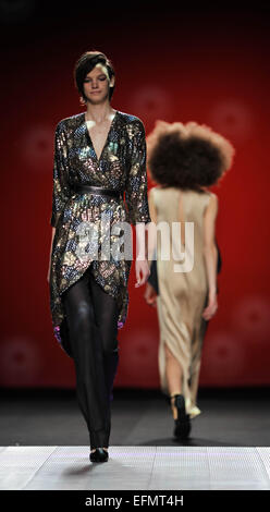 Madrid, Spanien. 7. Februar 2015. Modelle zeigen Kreationen durch spanische Designer Juan Duyos während der Madrid Fashion Week in Madrid, Spanien, 7. Februar 2015. Bildnachweis: Xie Haining/Xinhua/Alamy Live-Nachrichten Stockfoto