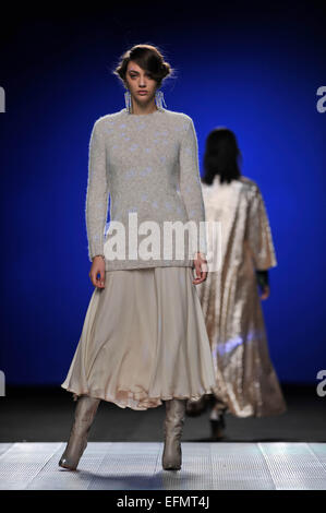 Madrid, Spanien. 7. Februar 2015. Modelle zeigen Kreationen durch spanische Designer Juan Duyos während der Madrid Fashion Week in Madrid, Spanien, 7. Februar 2015. Bildnachweis: Xie Haining/Xinhua/Alamy Live-Nachrichten Stockfoto