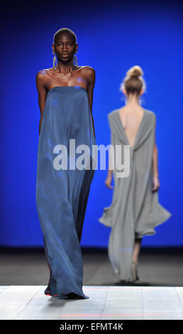 Madrid, Spanien. 7. Februar 2015. Modelle zeigen Kreationen durch spanische Designer Juan Duyos während der Madrid Fashion Week in Madrid, Spanien, 7. Februar 2015. Bildnachweis: Xie Haining/Xinhua/Alamy Live-Nachrichten Stockfoto