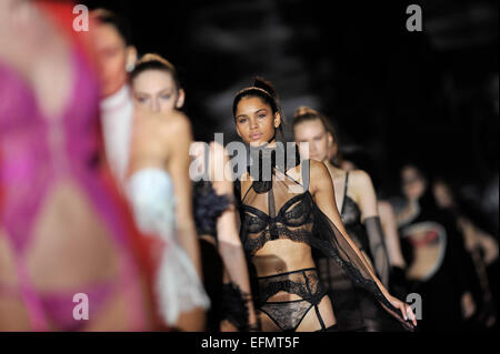 Madrid, Spanien. 7. Februar 2015. Modelle zeigen Kreationen von Spanierin Nuria Sarda während der Madrid Fashion Week in Madrid, Spanien, 7. Februar 2015. Bildnachweis: Xie Haining/Xinhua/Alamy Live-Nachrichten Stockfoto