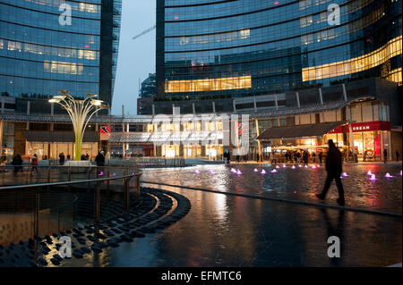 Abend in Piazza Gae Aulenti, designed by Cersar Pelli für das Porta Nuova-Projekt, Mailand, Italien Stockfoto