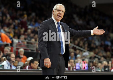 Chestnut Hill, Massachusetts, USA. 7. Februar 2015. North Carolina Tar Heels Trainer Roy Williams reagiert bei einem NCAA Basketball-Spiel zwischen den North Carolina Tar Heels und Boston College Eagles im Conte Forum in Chestnut Hill, Massachusetts. North Carolina besiegt Boston College 79-68.  Bildnachweis: Cal Sport Media/Alamy Live-Nachrichten Stockfoto