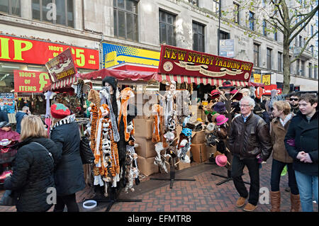 Birmingham deutsche Frankfurter Weihnachtsmarkt einer der größten in Europa. mit Bier und Geschenk Ständen alle durch die Innenstadt Stockfoto