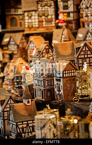 Birmingham deutsche Frankfurter Weihnachtsmarkt einer der größten in europe.with Miniatur Haus Ornamente zum Verkauf Stockfoto