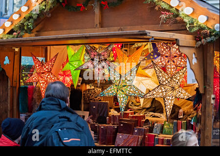 Birmingham deutsche Frankfurter Weihnachtsmarkt einer der größten in Europa. mit Bier und Geschenk Ständen alle durch die Innenstadt Stockfoto