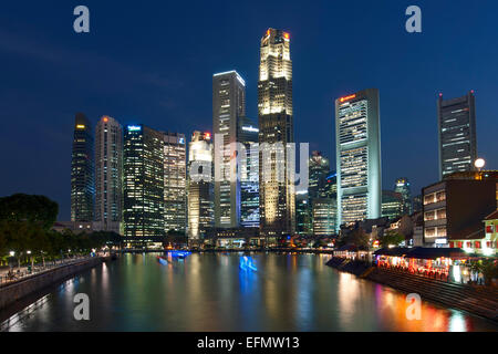Boat Quay und die Skyline von Singapur und den Fluss bei Sonnenuntergang. Stockfoto