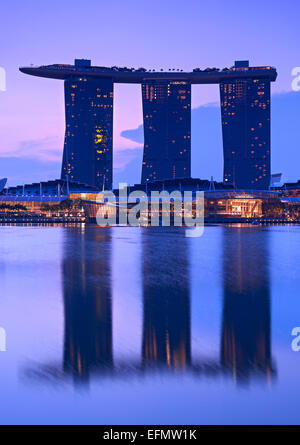 Das Marina Bay Sands Hotel in Singapur im Morgengrauen. Stockfoto