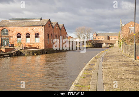 Ein Blick auf Gebäude neben dem Leeds-Liverpool-Kanal bei Wigan Pier Stockfoto