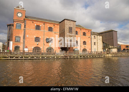 Ein Blick auf Gebäude neben dem Leeds-Liverpool-Kanal bei Wigan Pier Stockfoto