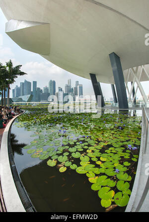 Die Skyline von Singapur umrahmt von der Struktur des Museums für Kunst und Wissenschaft in Singapur. Stockfoto