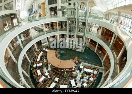 Innere des The Shoppes, eine Shopping-Mall an der Marina Bay Sands Hotel in Singapur befestigt. Stockfoto