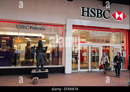 HSBC Bank Birmingham mit Mann gekleidet als Außerirdische Figur aus dem Fiat-Film mit Menschen, die zu Fuß aus Stockfoto